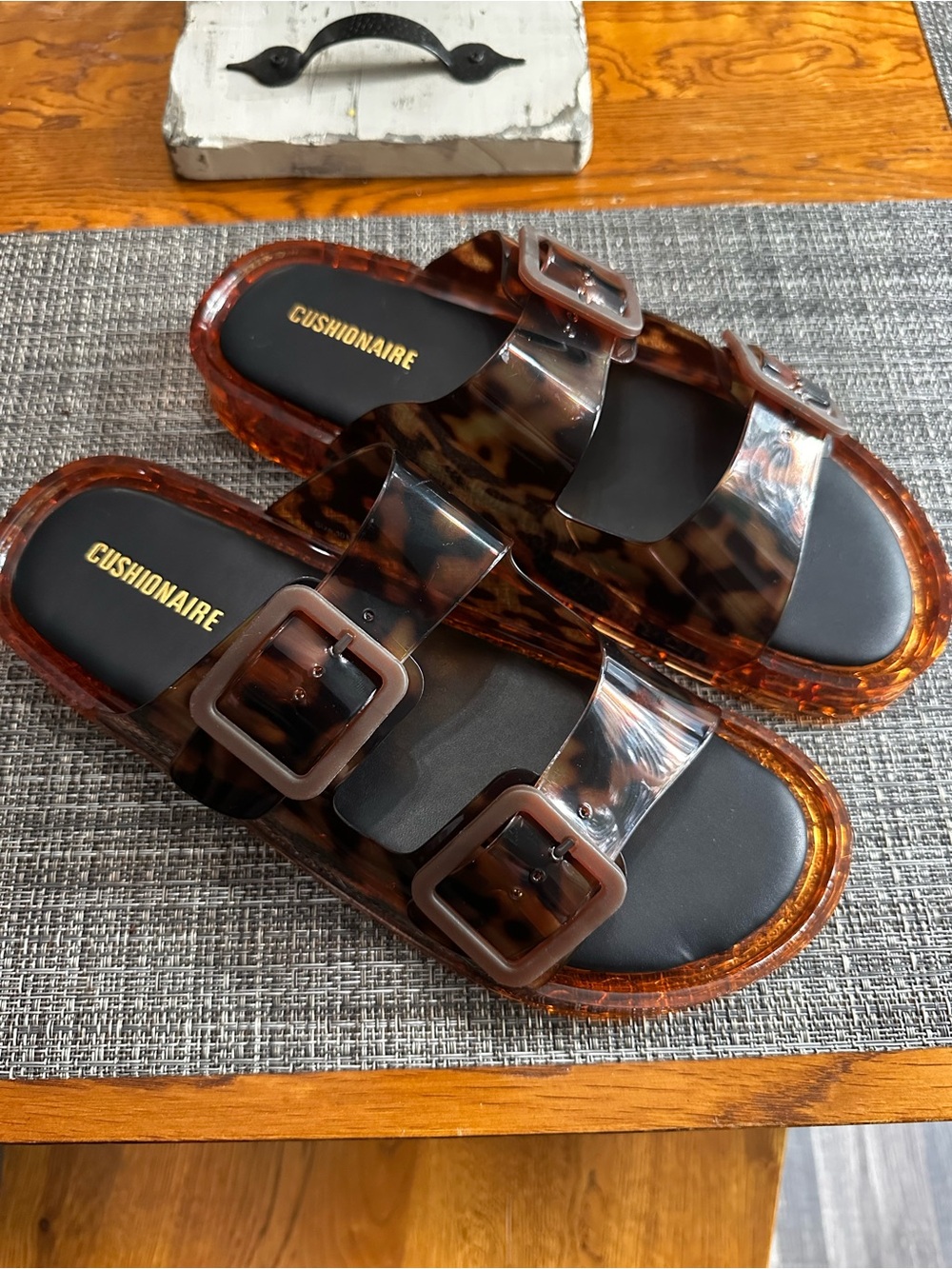CUSHIONAIRE Tortoiseshell Buckle Jelly Slide Sandals- size 10